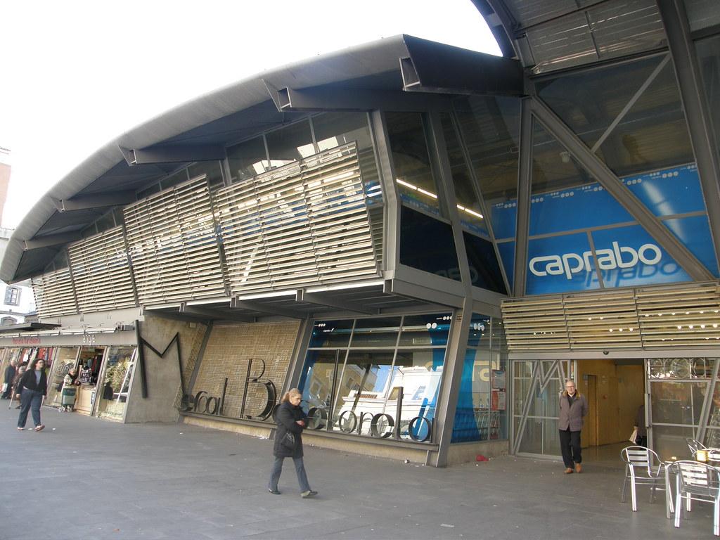 Barceloneta Retailers Rush to Capitalize on Shifting Consumer Spending Patterns